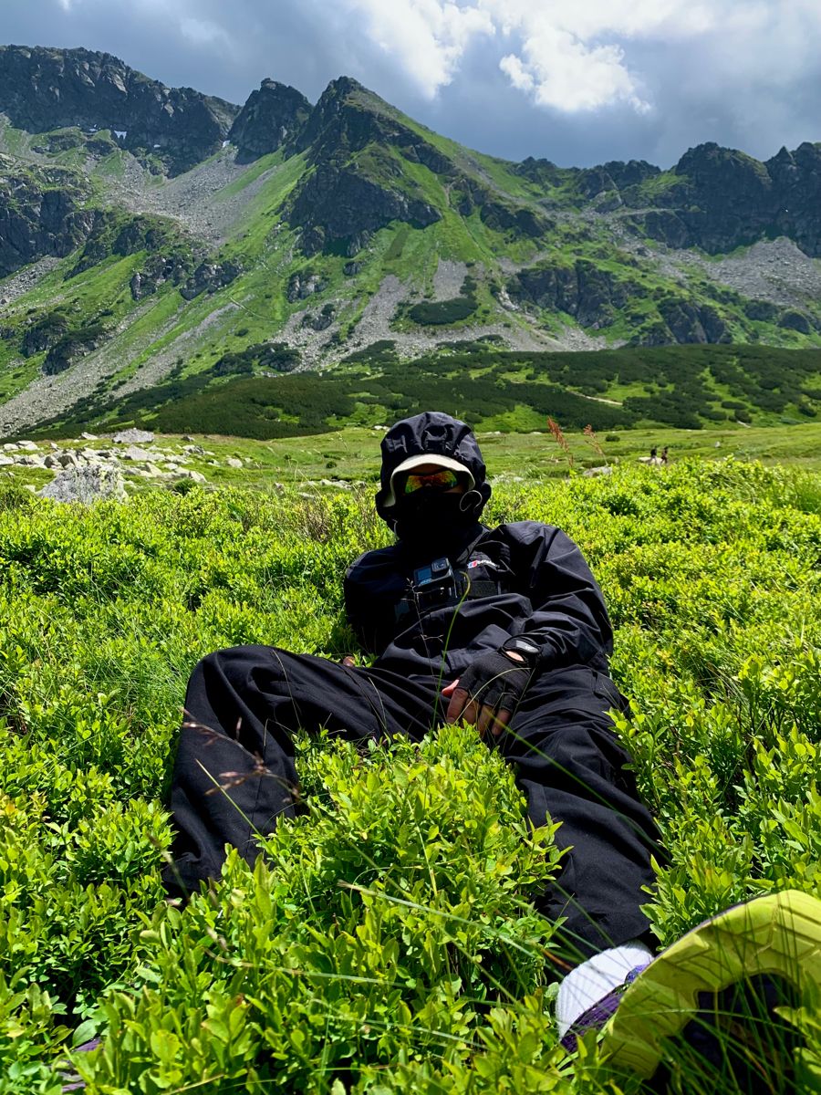 Outfit Naik Gunung Ala Gen Z: Tetap Stylish Meski di Puncak